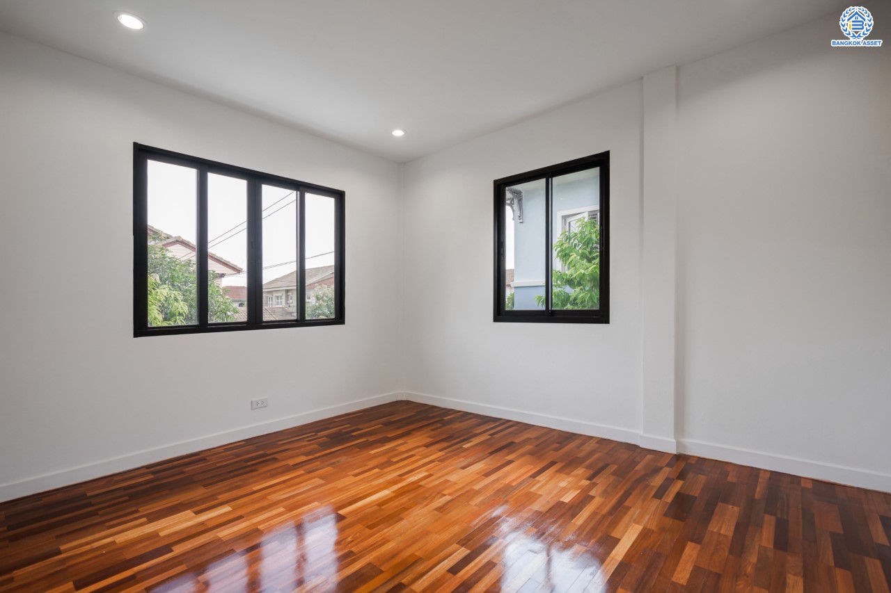 บ้านมือสองตกแต่งใหม่ แบรนด์ LH ม.ชัยพฤกษ์ วัดลาดปลาดุก หลังมุม ตอบโจทย์ทุกการอยู่อาศัย เนื้อที่ 69.2 ตร.ว. ฟังก์ชัน 3 ห้องนอน 2 ห้องน้ำ 1 ที่จอดรถ บนทำเลดีที่สุด! ใกล้เซ็นทรัลเวสต์เกต ทางด่วน "กาญจนาภิเษก" และเพียง 10 นาที ถึงรถไฟฟ้า "สถานีคลองบางไผ่"